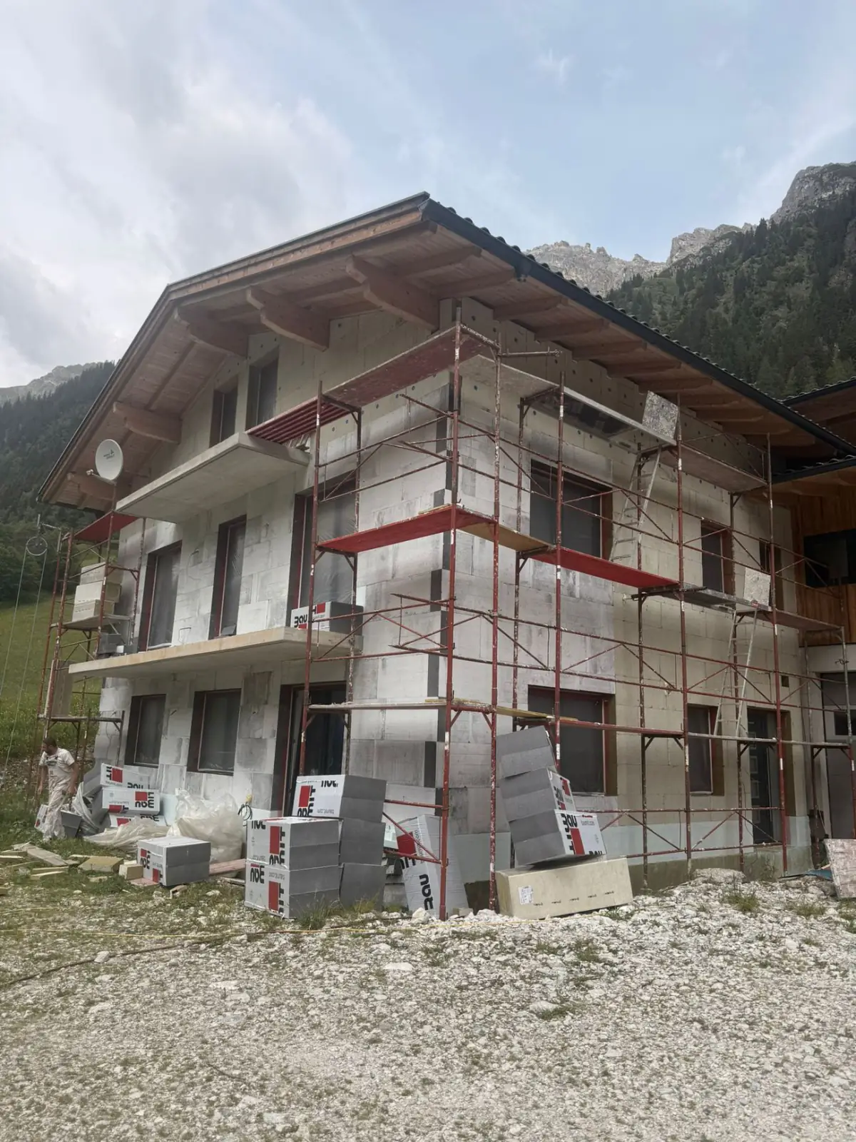 Neubau mit Holzfassade und Vollwärmeschutz in Tirol