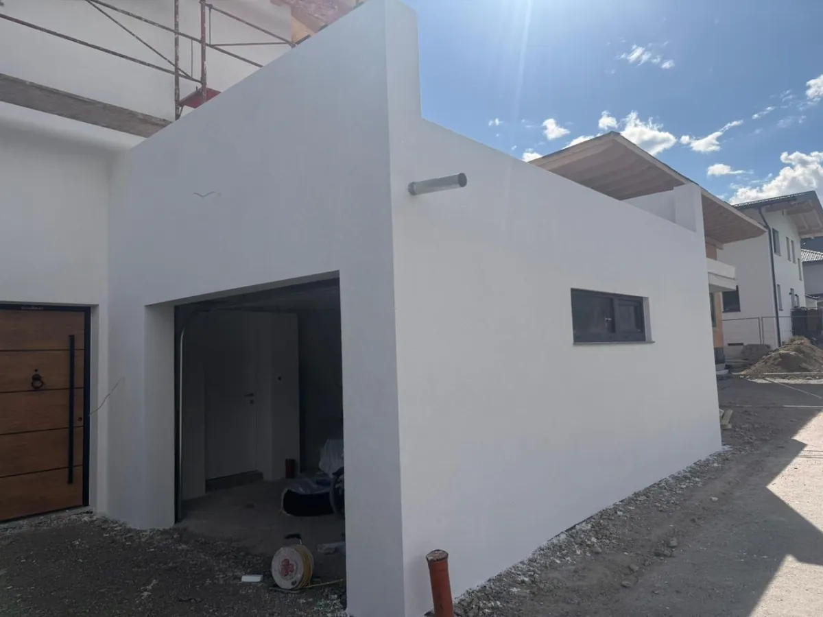 Verputzte Fassade eines Wohnhauses in Tirol