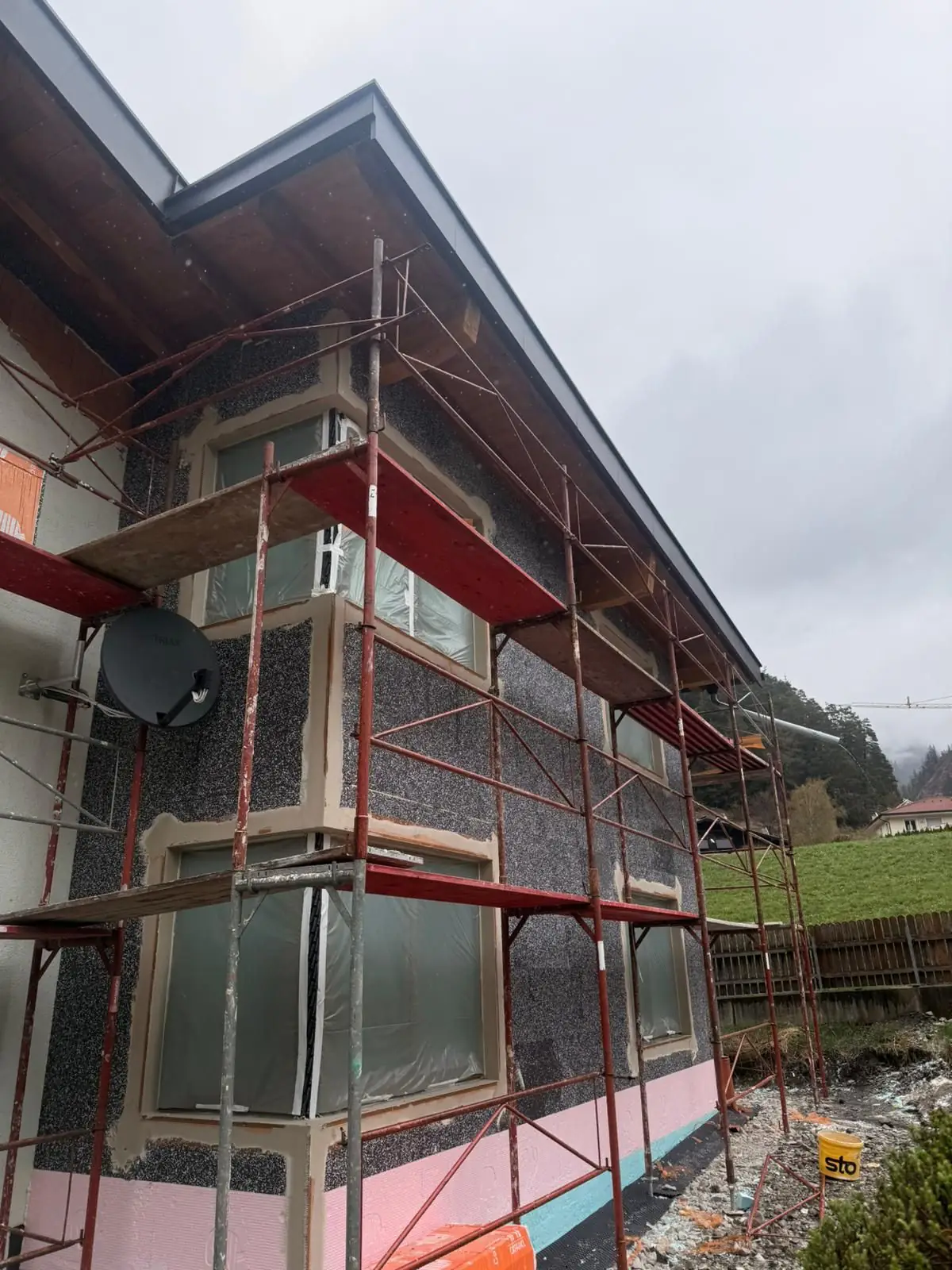 Eingerüstetes Mehrfamilienhaus in Tirol